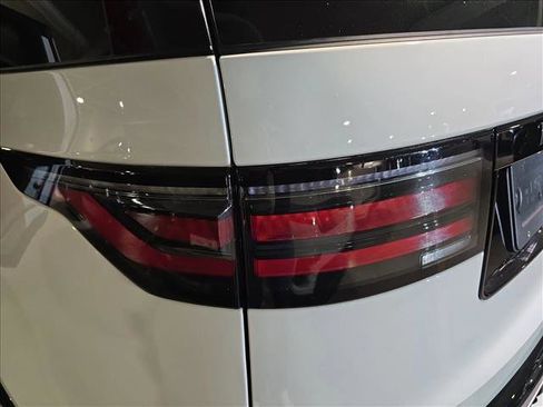 Certified 2024 Land Rover Discovery Dynamic SE image 30