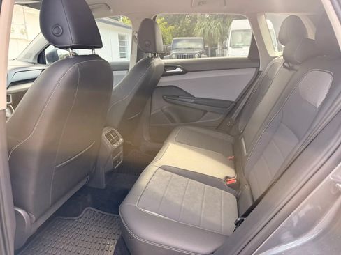 Used 2022 Volkswagen Taos SE FWD image 12