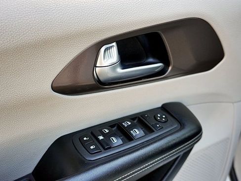 Certified 2022 Chrysler Voyager LX image 23