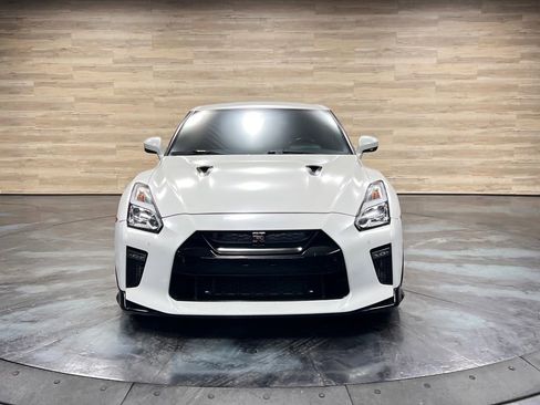 Used 2020 Nissan GT-R Premium w/ Premium Interior Package image 18