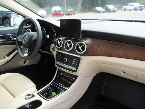 Used 2020 Mercedes-Benz GLA 250 4MATIC image 16