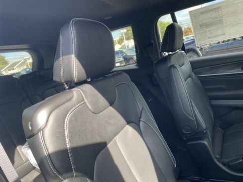 New 2025 Jeep Grand Cherokee L Overland w/ Trailer Tow Package image 31