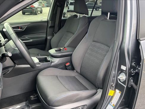 Used 2022 Toyota RAV4 SE image 8