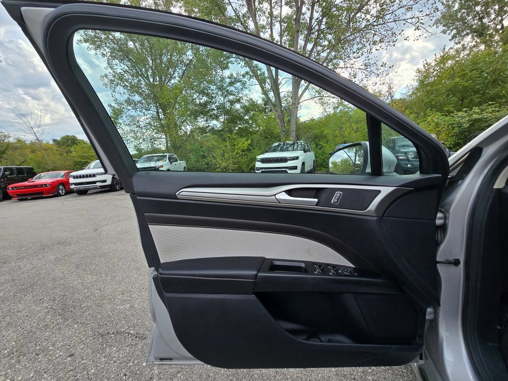 Used 2019 Ford Fusion SE w/ Equipment Group 151A FWD image 27