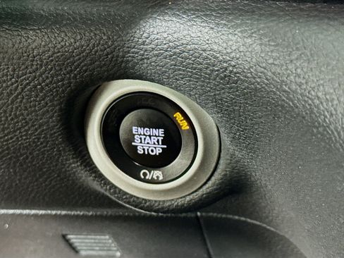 Used 2023 Chrysler Pacifica Touring FWD image 19