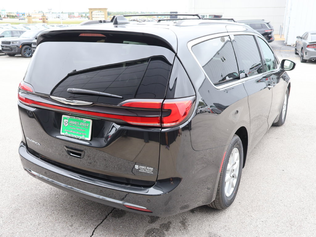 Used 2021 Chrysler Pacifica Touring-L FWD image 5