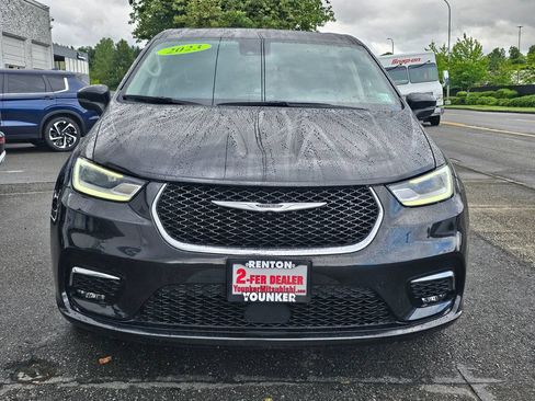 Used 2023 Chrysler Pacifica Touring-L FWD image 2