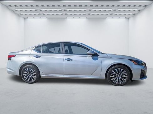 Used 2023 Nissan Altima 2.5 SV FWD image 5