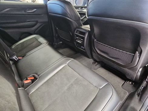 Used 2025 Jeep Grand Cherokee Altitude AWD/4WD image 11