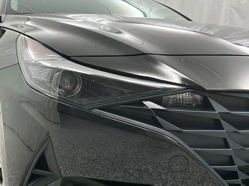 Used 2022 Hyundai Elantra SE FWD image 11