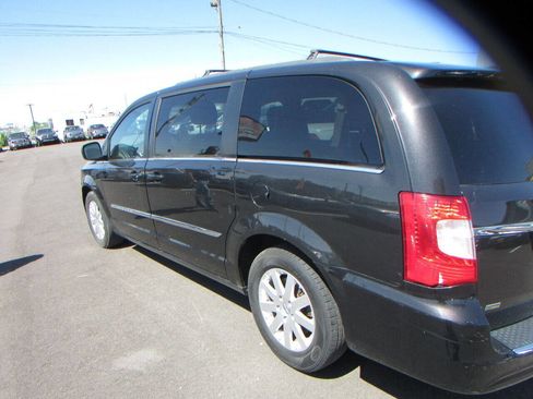 Used 2015 Chrysler Town & Country Touring image 37