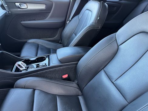 Used 2024 Volvo XC40 B5 Plus image 21