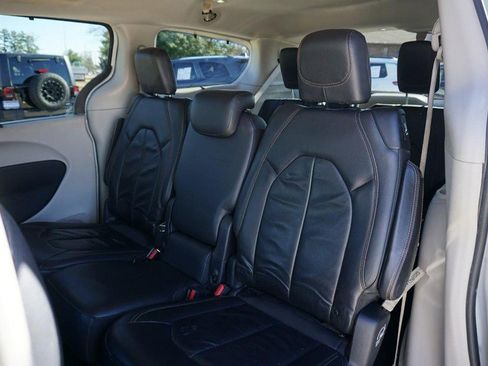 Used 2017 Chrysler Pacifica Touring-L w/ Tire & Wheel Group image 23