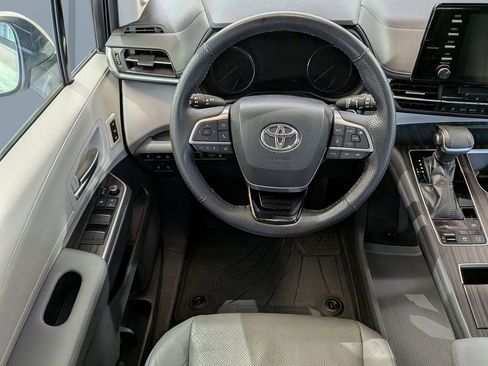 Used 2021 Toyota Sienna Limited FWD image 12