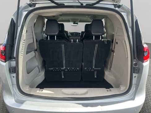 Used 2023 Chrysler Pacifica Touring-L FWD image 26