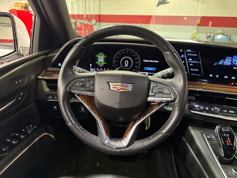 Used 2024 Cadillac Escalade Luxury AWD/4WD image 9