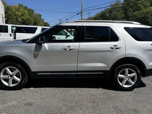 Used 2017 Ford Explorer XLT w/ Equipment Group 201A AWD/4WD image 2