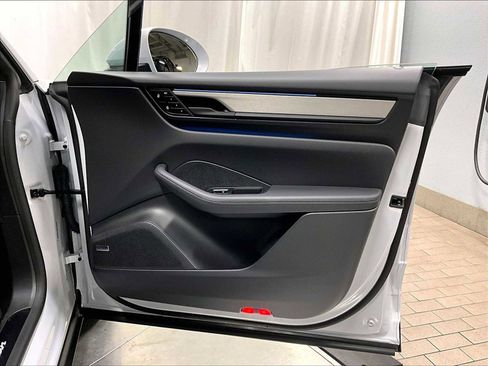 Used 2025 Porsche Macan Electric image 28