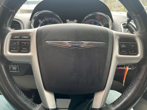 Used 2014 Chrysler Town & Country Touring image 18