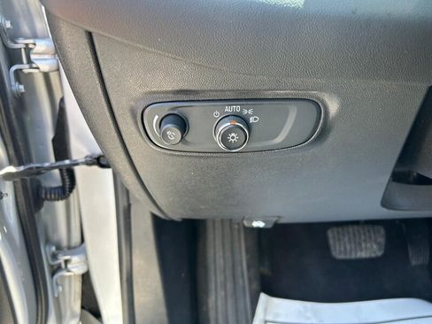 Used 2021 Chevrolet Equinox LT FWD image 25