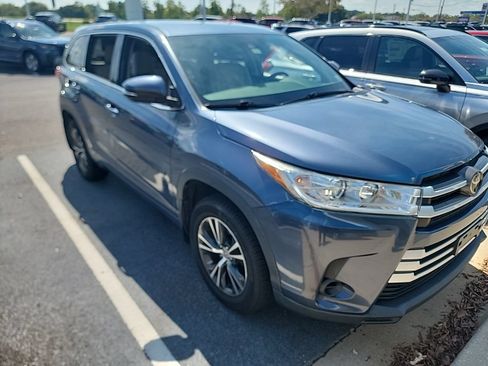 Used 2018 Toyota Highlander LE AWD/4WD image 2