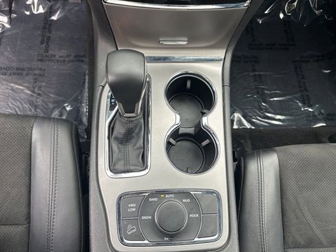 Used 2022 Jeep Grand Cherokee Laredo X image 12