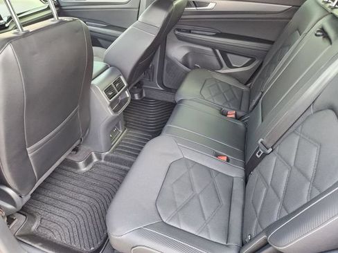 Used 2024 Volkswagen Atlas Cross Sport SE w/ Panoramic Sunroof Package FWD image 31