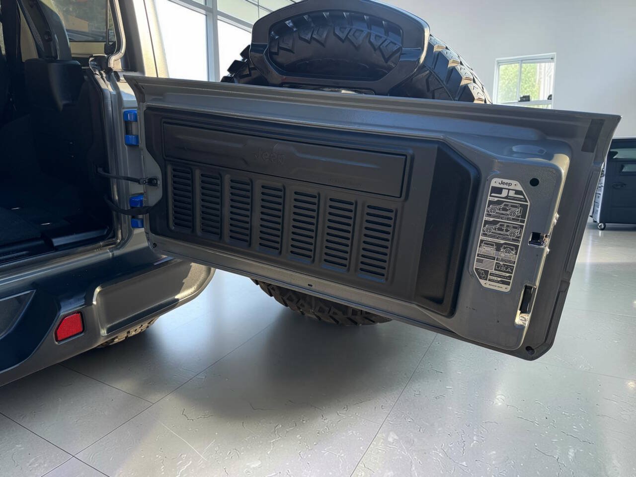 Used 2018 Jeep Wrangler Unlimited Sahara w/ LED Lighting Group AWD/4WD image 34