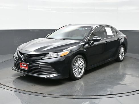 Used 2020 Toyota Camry XLE image 2