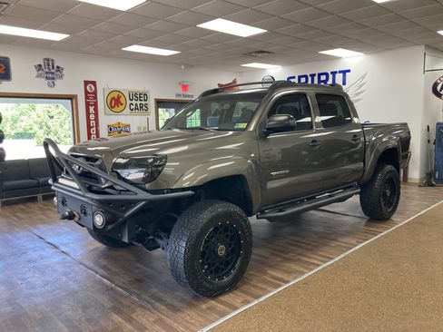 Used 2012 Toyota Tacoma 4x4 Double Cab w/ TRD Off-Road Pkg image 1