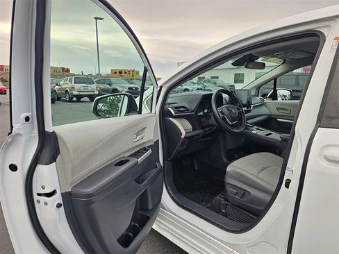 Used 2021 Toyota Sienna LE image 16