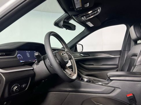 Used 2024 Jeep Grand Cherokee L Limited image 21