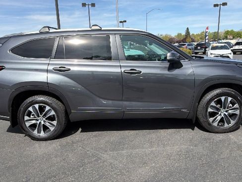Used 2023 Toyota Highlander XLE AWD/4WD image 2