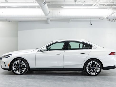 Used 2024 BMW 530i xDrive w/ Premium Package image 2