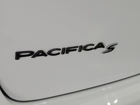 Used 2025 Chrysler Pacifica Limited image 9