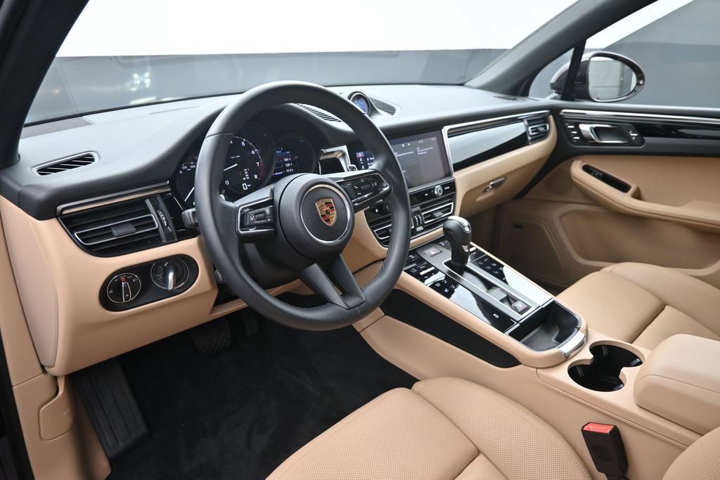 Certified 2024 Porsche Macan AWD/4WD image 4