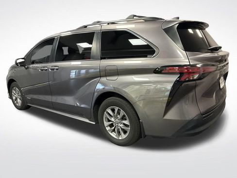 Used 2021 Toyota Sienna LE FWD image 3
