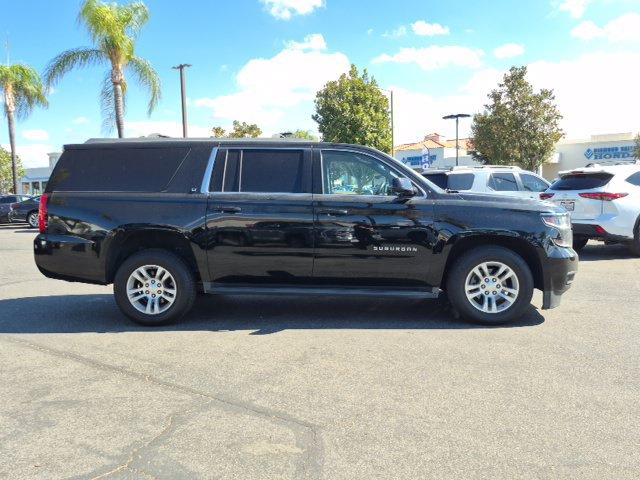 Used 2017 Chevrolet Suburban LT RWD image 4