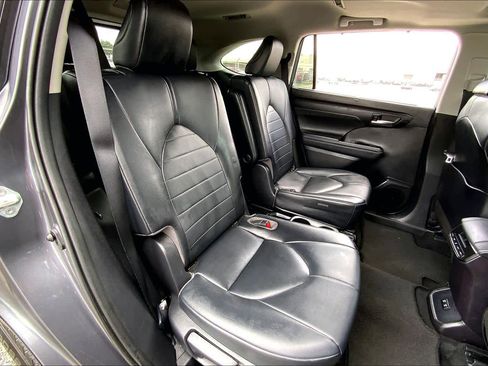 Used 2021 Toyota Highlander XLE image 19