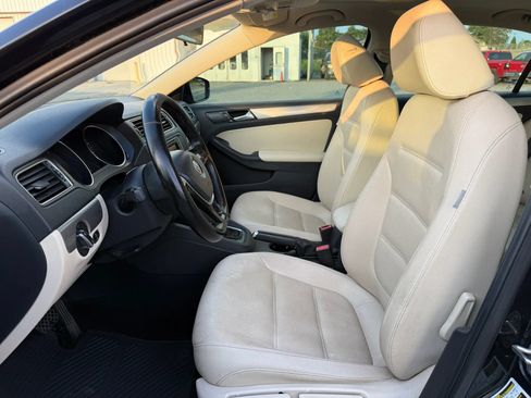 Used 2017 Volkswagen Jetta SE FWD image 2