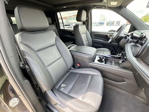 Used 2025 Chevrolet Suburban LT w/ Comfort Package AWD/4WD image 31