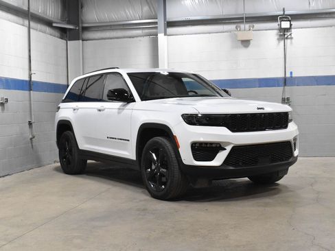 Used 2023 Jeep Grand Cherokee Limited w/ Luxury Tech Group II AWD/4WD image 29