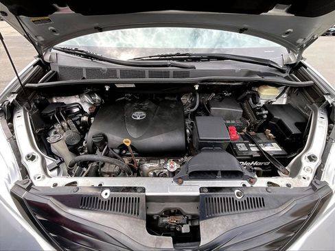 Used 2017 Toyota Sienna L FWD image 28