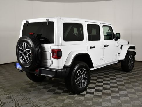 Used 2025 Jeep Wrangler Unlimited Sahara AWD/4WD image 6
