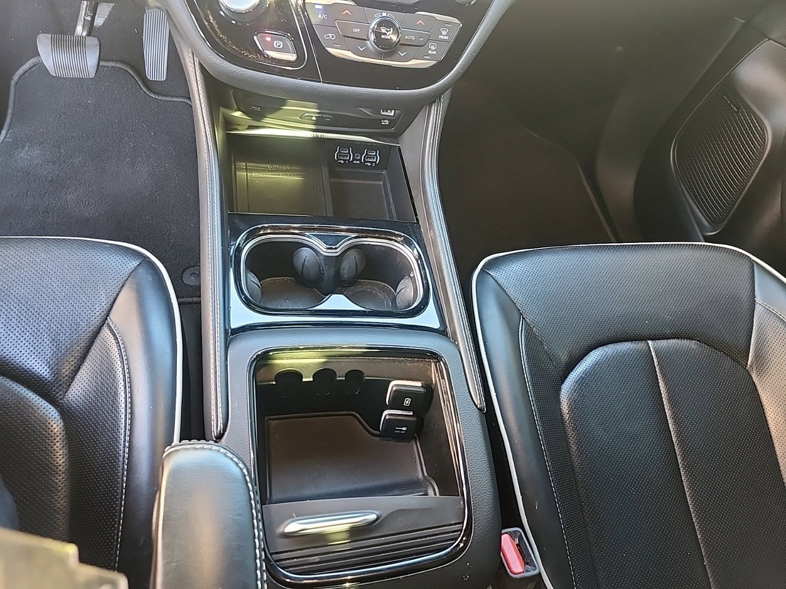 Used 2021 Chrysler Pacifica Limited w/ Uconnect Theater Family Group FWD image 16