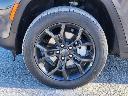 New 2025 Jeep Grand Cherokee Limited image 8