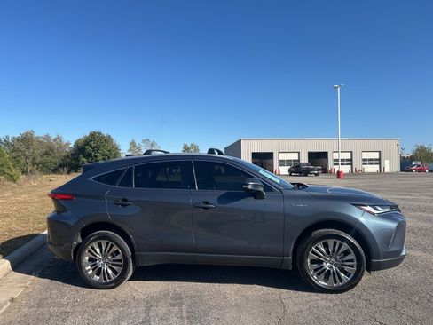 Used 2021 Toyota Venza Limited w/ Carpet Mat Package (TMS) image 4