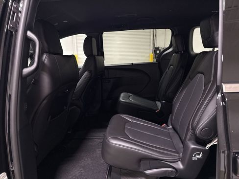 New 2026 Chrysler Pacifica Select FWD image 21