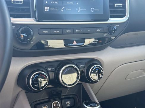 Used 2023 Hyundai Venue SEL FWD image 20