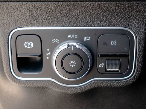 Used 2026 Mercedes-Benz GLB 250 4MATIC image 23